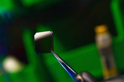  Ultrathin Perovskite Nanowires: Uma Revolução Silenciosa na Eficiência Solar?